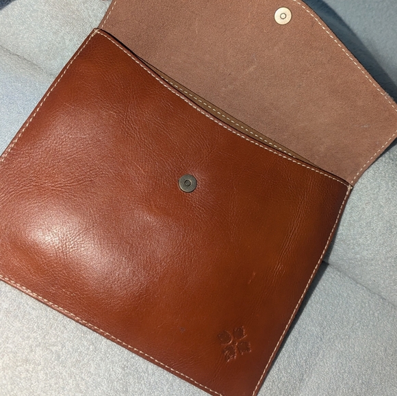 Patricia Nash Midi Heritage tan leather tech iPad portfolio. - Picture 3 of 10
